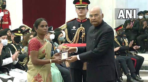 ஹவில்தார் பழனிக்கு வீர் சக்ரா விருதினை அவரது மனைவியிடம் குடியரசுத் தலைவர் ராம்நாத் கோவிந்த் வழங்கினார்.