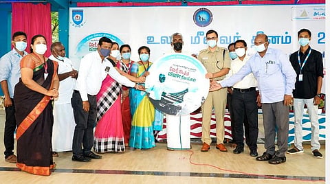 எழுத்தாளர் ஜோ.டி.குரூஸின் ‘வேர் பிடித்த விளை நிலங்கள்’ நூல்: உலக மீனவர் தினத்தை முன்னிட்டு பாட்காஸ்டில் வெளியீடு