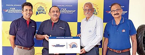 டிவிஎஸ் யூரோகிரிப் மற்றும் சிஎஸ்கே ஒப்பந்தத்தை பரிமாறிக்கொள்ளும் நிகழ்ச்சியில் பங்கேற்றோர் (இடமிருந்து) பி. மாதவன், செயல் துணைத் தலைவர், விற்பனை மற்றும் சந்தைப் பிரிவு, சக்ரா லிமிடெட், அர்விந்த் சிங், தலைமை செயல் அதிகாரி, டிவிஎஸ் சக்ரா லமிடெட், கேஎஸ் விஸ்வநாதன், தலைமைச் செயல் அதிகாரி, சென்னை சூப்பர் கிங்ஸ் கிரிக்கெட் லிமிடெட், சாய் பிரகாஷ், தலைவர் சந்தைப்பிரிவு.