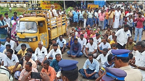 சுங்கச்சாவடியை அகற்ற வலியுறுத்தி கயத்தாரில் அனைத்து கட்சி, வியாபாரிகள் மறியல் போராட்டம்