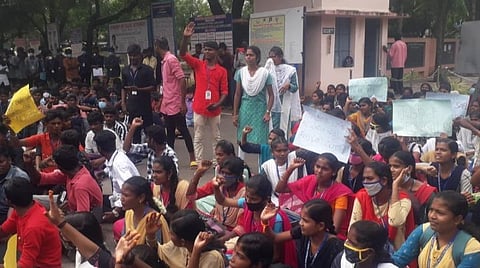 கரூரில் பாலியல் தொல்லையால் பள்ளி மாணவி தற்கொலை: குற்றவாளிகளை கைது செய்ய மாணவர்கள் மறியல்