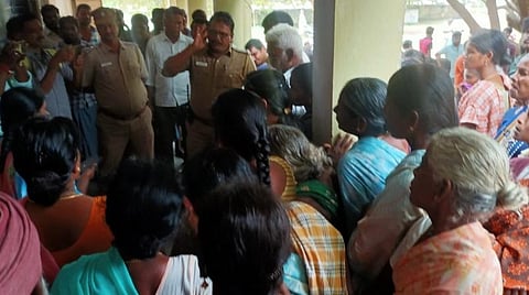 பள்ளி மாணவிகளுக்கு பாலியல் தொந்தரவு கொடுத்த தமிழ் ஆசிரியர் போக்சோவில் கைது