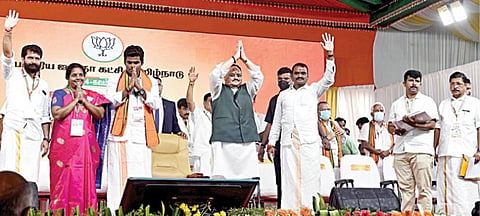 திருப்பூர் வித்யாலய பகுதியில் பாஜக மாவட்ட அலுவலக கட்டிடத்தை திறந்து வைத்த பின்பு, பொதுக்கூட்டத்தில் பங்கேற்ற பாஜக தேசியத் தலைவர் ஜே.பி.நட்டா. அருகில், தமிழக பொறுப்பாளர் சி.டி.ரவி, மகளிரணி தேசியத் தலைவர் வானதி சீனிவாசன், தமிழக பாஜக தலைவர் அண்ணாமலை, மத்திய இணை அமைச்சர் முருகன், மாநிலப் பொருளாளர் எஸ்.ஆர்.சேகர் உள்ளிட்டோர். படம்: ஜெ.மனோகரன்