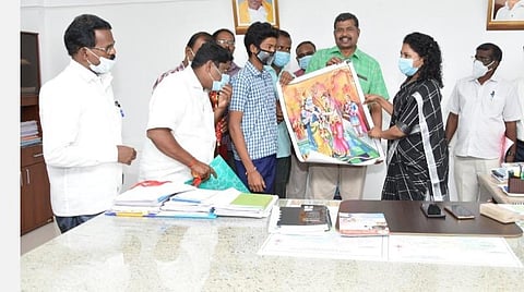 புதுக்கோட்டை ஆட்சியர் கவிதா ராமுவிடம் வாழ்த்து பெற்ற சுப்பிரமணியபுரம் அரசு ஆண்கள் மேல்நிலைப் பள்ளி மாணவர் ஹரிராஜ். உடன் மாவட்ட முதன்மைக் கல்வி அலுவலர் சாமி.சத்தியமூர்த்தி.