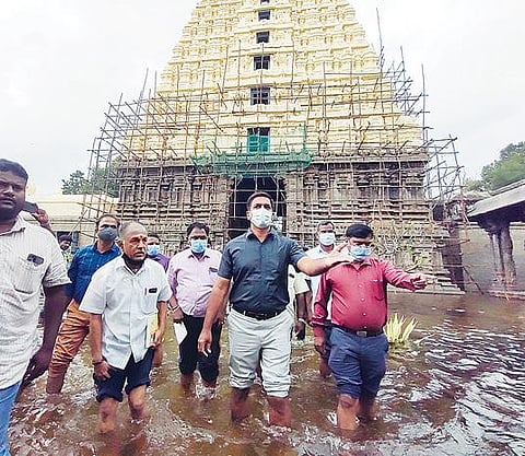வேலூர் கோட்டை அகழியில் தண்ணீர் அதிகரித்துள்ளதால் ஜலகண்டேஸ்வரர் கோயில் பிரகாரத்தில் கடந்த சில நாட்களாக மழைநீர் வடியாமல் தேங்கியுள்ளது. இதனை, மாவட்ட ஆட்சியர் குமாரவேல் பாண்டியன் நேற்று பார்வையிட்டு ஆய்வு செய்தார். படம்: வி.எம்.மணிநாதன்.