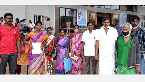 திருப்பூர் ஆட்சியர் அலுவலகத்தில் இன்று மனு அளிக்க வந்த கரட்டுப்பதி மலைவாழ் மக்கள் மற்றும் அமராவதி நகர் பகுதியினர் | படம்: இரா.கார்த்திகேயன்.
