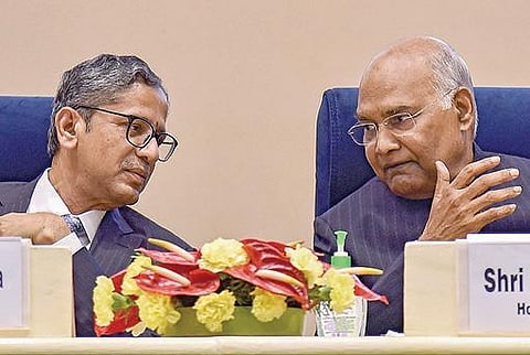 அரசியலமைப்பு சட்ட தினத்தையொட்டி உச்ச நீதிமன்றத்தின் சார்பில் டெல்லியில் நேற்று நடைபெற்ற விழாவில் குடியரசுத் தலைவர் ராம்நாத் கோவிந்த், தலைமை நீதிபதி என்.வி.ரமணா பங்கேற்றனர். படம்: பிடிஐ