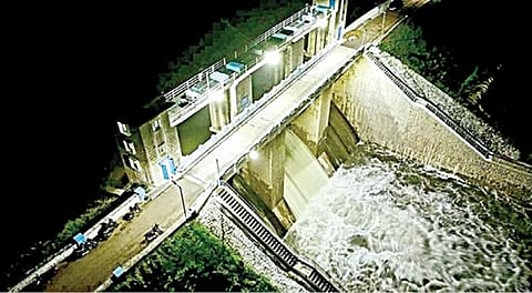 உப்பாறு அணையிலிருந்து நேற்று முன்தினம் வெளியேற்றப்பட்ட உபரி நீர்.