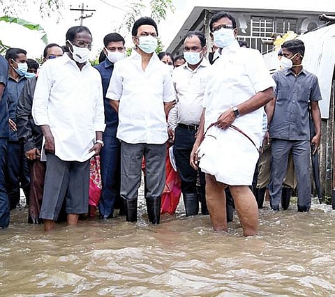 சென்னை திருவேற்காடு பத்மாவதி நகரில் வெள்ள பாதிப்புகளை நேற்று ஆய்வு செய்தார் முதல்வர் மு.க.ஸ்டாலின். உடன், பால்வளத் துறை அமைச்சர் சா.மு.நாசர், கே.ஜெயக்குமார் எம்.பி., கண்காணிப்பு அலுவலர் இரா.ஆனந்தகுமார், திருவள்ளூர் மாவட்ட ஆட்சியர் ஆல்பி ஜான் வர்கீஸ்.