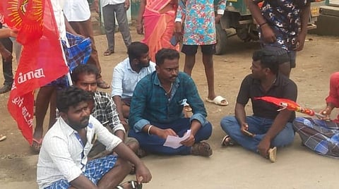 எஸ்.வெள்ளாளப்பட்டி கிராம மக்கள் புலியூர் பேரூராட்சி அலுவலகத்திற்கு முன்பு அமர்ந்து போராட்டத்தில் ஈடுபட்ட படம்.