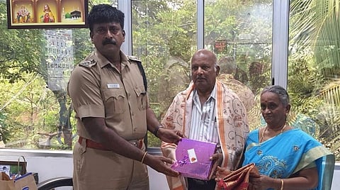 கோவில்பட்டி அருகே இடைசெவல் பகுதியில் நடந்த விபத்தில் உதவிய ஊர்க்காவல்படை ஓய்வுபெற்ற கமாண்டர் கண்ணன், அவரது மனைவி கலைவாணி ஆகியோருக்கு டி.எஸ்.பி. உதயசூரியன் நினைவுப் பரிசு வழங்கினார்.