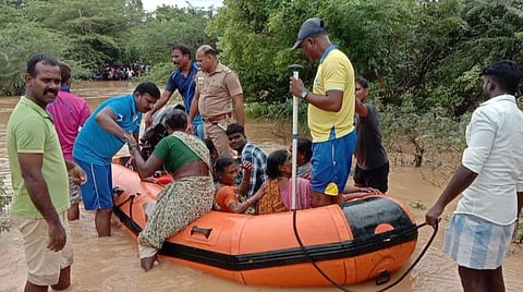 குறிஞ்சிப்பாடி அருகே தம்பிபேட்டை பகுதியில்வெள்ளத்தில் சிக்கிய பொதுமக்களை படகு மூலம் போலீஸார் மீட்டனர்.