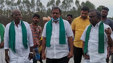 புதுச்சத்திரம் அருகே மணிக்கொல்லை கிராமத்தில் மழை வெள்ளத்தினால் பாதிக்கப்பட்ட விளை நிலங்களை தமிழக அனைத்து விவசாயிகள் சங்கங்களின் ஒருங்கிணைப்பு குழு தலைவர் பிஆர்.பாண்டியன் பார்வையிட்டார்.
