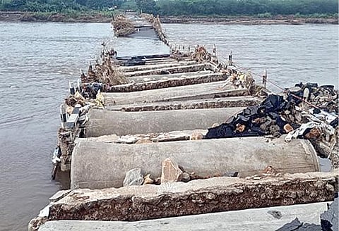 வெங்கச்சேரி தரைப்பாலம் சேதமடைந்தள்ளதால் காஞ்சிபுரம் - உத்திர மேரூர் சாலையில் போக்குவரத்து பாதிக்கப்பட்டுள்ளது.
