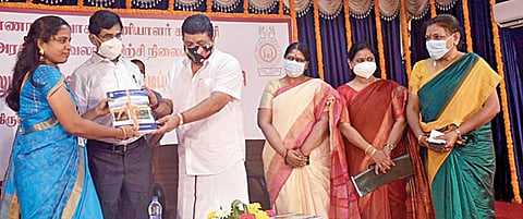 அரசுப் பணியாளர்களுக்கான அடிப்படைப் பயிற்சி முகாமை சென்னையில் நேற்று தொடங்கிவைத்து, பணியாளர்களுக்கு பயிற்சிக் கையேட்டை வழங்கினார் நிதி மற்றும் மனிதவள மேலாண்மைத் துறை அமைச்சர் பிடிஆர்.பழனிவேல் தியாகராஜன். உடன், தலைமைச் செயலர் வெ.இறையன்பு, மனிதவள மேலாண்மைத் துறைச் செயலர் மைதிலி ராஜேந்திரன், சென்னை மாவட்ட ஆட்சியர் ஜெ.விஜயா ராணி உள்ளிட்டோர். படம்: ம.பிரபு