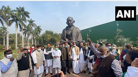 12 எம்.பி.க்கள் இடைநீக்கம் செய்யப்பட்டதை கண்டித்து எதிர்கட்சித் தலைவர்கள் கூட்டாக சென்று மகாத்மா காந்தி சிலை முன்பு ஆர்ப்பாட்டத்தில் ஈடுபட்டனர்.
