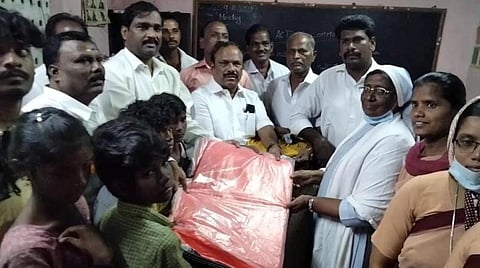 பண்ருட்டியை அடுத்த அங்குச்செட்டிப் பாளையத்தில் பழங்குடியின மக்களுக்கு நிவாரண உதவி வழங்கிய அமைச்சர் கணேசன்.