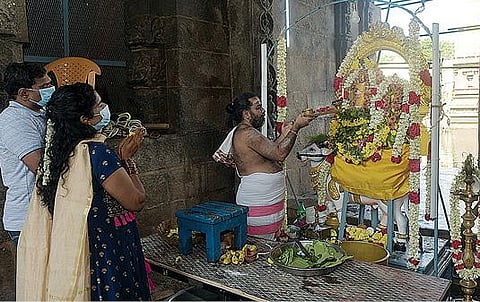வேலூர் கோட்டை ஜலகண்டேஸ்வரர் கோயில் மூலவர் சன்னதியில் சூழ்ந்துள்ள மழைநீர். அடுத்த படம்: கோயில் பிரகாரத்தில் மழைநீர் சூழ்ந்துள்ளது. கடைசிப் படம்: கோயில் நிர்வாகம் சார்பில் ராஜகோபுரம் நுழைவு வாயிலேயே அகிலாண்டேஸ்வரி சமேத ஜலகண்டேஸ்வரர் அலங்கரித்து வைக்கப்பட்டு பக்தர்கள் தரிசனம் செய்ய ஏற்பாடு செய்யப்பட்டுள்ளது. படங்கள்: வி.எம்.மணிநாதன்.