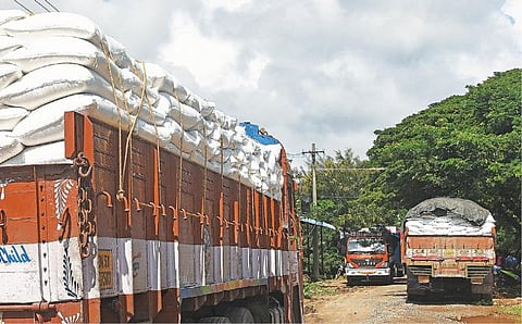 புதுச்சேரி ரேஷன் கடைகளுக்கு வந்த தரமற்ற அரிசி இறக்காமல் நிறுத்தி வைக்கப்பட்டது.படம்: எம்.சாம்ராஜ்