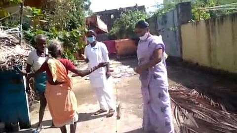கரோனா தடுப்பூசி போட மறுத்து சாமியாடிய மூதாட்டி: சமூக வலைதளத்தில் வைரலாகும் வீடியோ