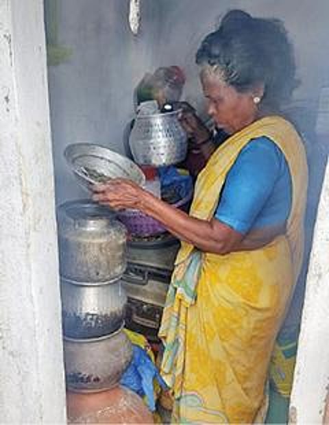 கழிப்பறையில் வசிக்கும் அம்மாக்கண்ணு.