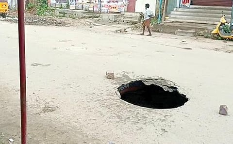 மதுரை மேல அனுப்பானடியில் சாலையின் நடுவில் திடீரென ஏற்பட்டுள்ள மெகா பள்ளம்.