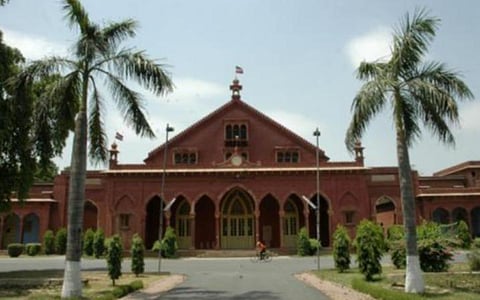 பிரதமர் மோடியை பாராட்டியதால் மாணவரின் முனைவர் பட்டம் வாபஸா? - புகாருக்கு அலிகர் முஸ்லிம் பல்கலை. மறுப்பு