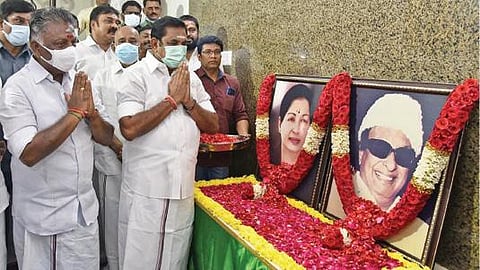 வேட்புமனு தாக்கலின்போது எம்ஜிஆர், ஜெயலலிதா உருவப் படங்களுக்கு மரியாதை செலுத்திய ஓபிஎஸ், இபிஎஸ்.