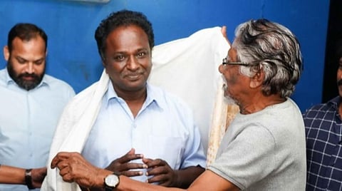 ‘ஆன்டி இண்டியன்’ படத்தை திட்டுவதற்கு வாய்ப்பே தரவில்லை- ப்ளூ சட்டை மாறனை பாராட்டிய பாரதிராஜா