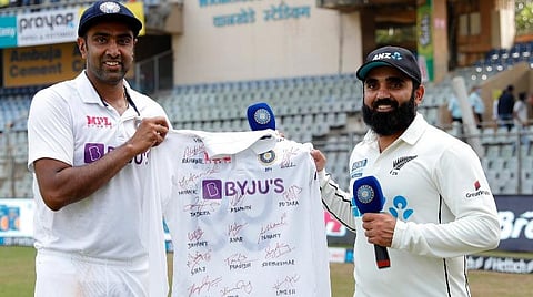 இந்திய வீரர்கள் கையொப்பமிட்ட ஜெர்ஸியை அஜாஸ் படேலுக்கு வழங்கிய அஸ்வின் | படம் உதவி: ட்விட்டர்.
