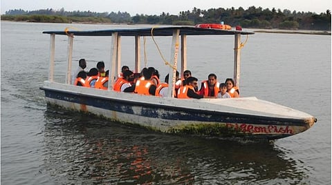 புதுச்சேரி சுண்ணாம்பாற்றில் படகு சவாரி செல்லும் சுற்றுலாப் பயணிகள்.