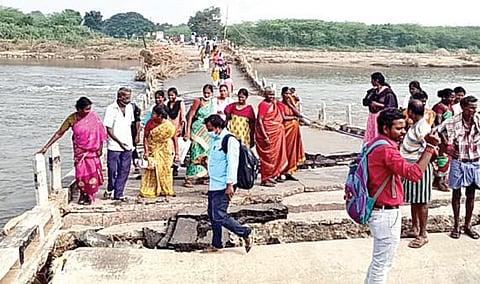 காஞ்சிபுரம்-உத்திரமேரூர் சாலையில் வெங்கச்சேரி அருகே செய்யாற்றின் குறுக்கே சேதமடைந்த நிலையில் உள்ள பாலத்தை ஆபத்தை உணராமல் கடக்கும் பொதுமக்கள்.
