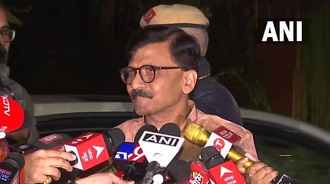 சிவசேனா கட்சியின் எம்.பி. சஞ்சய் ராவத் ராகுல் காந்தியைச் சந்தித்தபின் பேட்டி அளித்த காட்சி | படம் ஏஎன்ஐ