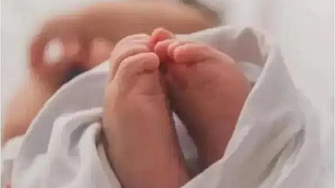 குழந்தை பிடிக்காததால் வீட்டிலேயே சுயமாக பிரசவம் பார்த்த தாய்; துடிதுடித்து இறந்த குழந்தை: போலீஸார் வழக்குப் பதிவு