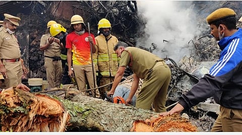 குன்னூர் ஹெலிகாப்டர் விபத்தில் சிக்கிய உடல்களை மீட்கும் பணி.