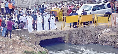 மழை வெள்ளத்தால் பாதிக்கப்பட்ட கொரட்டூர், சிட்கோ ஆவின் பால் பண்ணை பகுதியில் முதல்வர் மு.க.ஸ்டாலின் நேற்று பார்வையிட்டு ஆய்வு செய்தார். அமைச்சர்கள் கே.என்.நேரு, பி.கே.சேகர்பாபு, பெருநகர சென்னை மாநகராட்சி ஆணையர் ககன்தீப் சிங் பேடி மற்றும் அரசு உயர் அதிகாரிகள் உடனிருந்தனர். படம்: ம.பிரபு