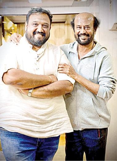 ‘அண்ணாத்த’ படத்தின் இயக்குநர் சிவாவை, அவரது இல்லத்தில் சந்தித்த நடிகர் ரஜினிகாந்த்.