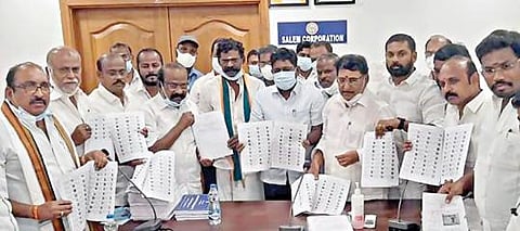 சேலம் மாநகராட்சி அலுவலகத்தில் அரசியல் கட்சியினர் முன்னிலையில் இறுதி வாக்காளர் பட்டியலை மாநகராட்சி ஆணையர் கிறிஸ்துராஜ் வெளியிட்டார்.