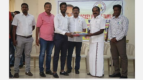 தேசிய ஹாக்கி அணியில் தமிழக வீரர்கள் இடம் பெற வேண்டும்: அமைச்சர் மெய்யநாதன்