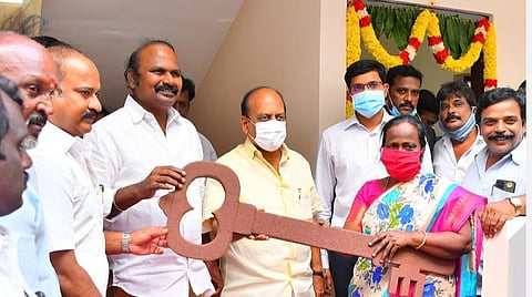 டொம்மிங்குப்பத்தில் உள்ள 216 குடும்பங்களுக்குப் புதிய குடியிருப்புகள்: அமைச்சர் தா.மோ.அன்பரசன் ஒதுக்கீட்டு ஆணை வழங்கினார்