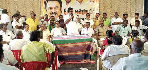 சிலமரத்துபட்டியில் நடந்த திமுக நிர்வாகிகள் ஆலோசனைக் கூட்டத்தில் பேசினார் அக்கட்சியின் வடக்கு மாவட்டப் பொறுப்பாளர் தங்க தமிழ்ச்செல்வன்.