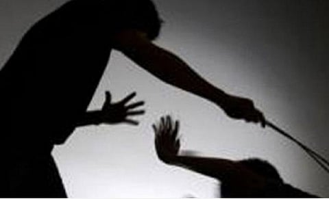 சட்டையை இறுக்கமாக அணிந்து வந்த மாணவரை தாக்கிய புகார்: ஆசிரியர் மீது வழக்குப்பதிவு