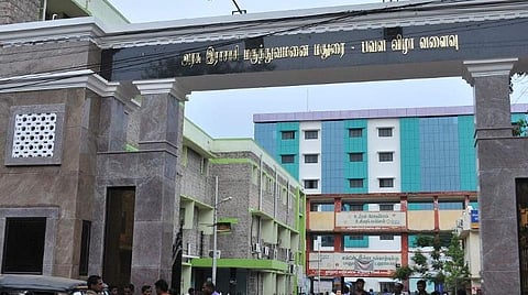 மதுரையில் தனியார் மருத்துவமனைகளுக்கு நோயாளிகளை அனுப்புவதால் அரசு மருத்துவமனைக்கு பல கோடி ரூபாய் இழப்பு