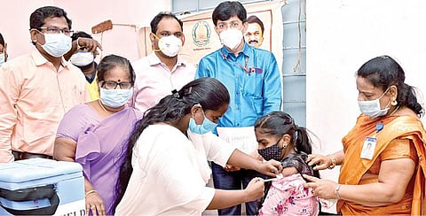வேப்பம்பட்டு ஊராட்சி அலுவலகத்தில் நடைபெற்ற கரோனா மெகா தடுப்பூசி முகாமை தொடங்கி வைத்து ஆய்வு செய்த சுகாதாரத் துறை செயலாளர் ஜெ.ராதாகிருஷ்ணன். உடன் திருவள்ளூர் மாவட்ட ஆட்சியர் ஆல்பி ஜான் வர்கீஸ்.