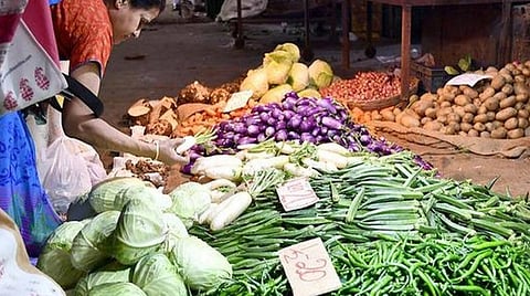 மொத்த விலையில் தக்காளி ரூ. 50-க்கு விற்பனை; கோயம்பேடு சந்தையில் உச்சத்தில் காய்கறி விலை: முருங்கை ரூ.150, வெண்டை ரூ.70, கத்தரி ரூ.60-க்கு விற்பனை