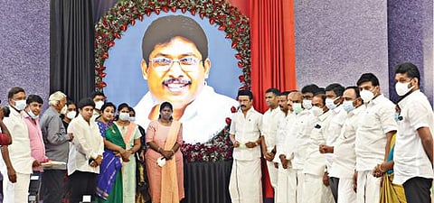 சேலத்தில் மறைந்த திமுக தேர்தல் பணிக்குழு செயலாளர் வீரபாண்டி ராஜாவின் படம் திறப்பு நிகழ்ச்சி நடைபெற்றது. நிகழ்ச்சியில், வீரபாண்டி ராஜாவின் உருவப்படத்தை திமுக தலைவர் ஸ்டாலின் திறந்து வைத்தார். படம்:எஸ்.குரு பிரசாத்