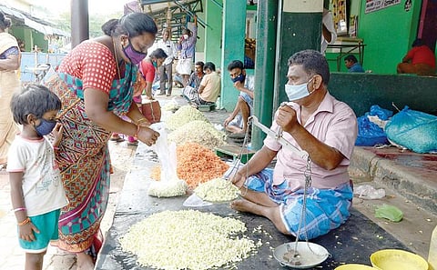 மதுரை மாட்டுத்தாவணி மலர் சந்தையில் நடைபெற்ற பூ வியாபாரம். படம்: ஆர்.அசோக்