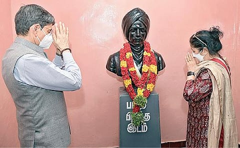 தூத்துக்குடி மாவட்டம், எட்டயபுரம் வந்த ஆளுநர் ஆர்.என்.ரவி மற்றும் அவரது மனைவி லட்சுமி ரவி ஆகியோர் பாரதியாரின் பிறந்த இல்லத்துக்கு வருகை தந்து, அங்கு அமைக்கப்பட்டுள்ள அவரது உருவச் சிலைக்கு மாலை அணிவித்து மரியாதை செலுத்தினர்.