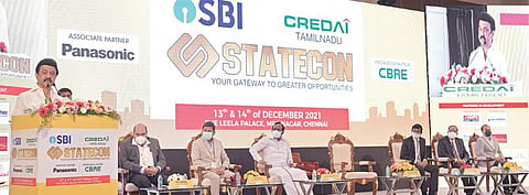 ‘கிரெடாய்’ அமைப்பின் தமிழ்நாடு பிரிவு சார்பில் ‘ஸ்டேட்கான்’ என்ற 2 நாள் மாநாடு மற்றும் கண்காட்சியை சென்னையில் நேற்று தொடங்கி வைத்துப் பேசுகிறார் முதல்வர் மு.க.ஸ்டாலின். உடன் வீட்டு வசதி மற்றும் நகர்ப்புற வளர்ச்சித் துறை அமைச்சர் சு.முத்துசாமி, அத்துறையின் செயலர் ஹிதேஸ்குமார் எஸ்.மக்வானா, ‘கிரெடாய்’ அமைப்பின் துணைத் தலைவர் ஜி.ராம் ரெட்டி, ‘கிரெடாய்’ தமிழகத் தலைவர் சுரேஷ் கிருஷ்ணா, துணைத் தலைவர் எம்.ஆனந்த், பொருளாளர் பி.வி.சண்முகம் உள்ளிட்டோர்.
