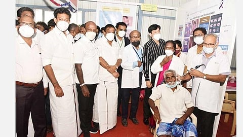 திருச்சி அரசு மருத்துவமனையில் புற்றுநோய் பரிசோதனை மையத்தைத் தொடங்கிவைத்த அமைச்சர்கள் மா.சுப்பிரமணியன், கே.என்.நேரு, அன்பில் மகேஸ் பொய்யாமொழி.